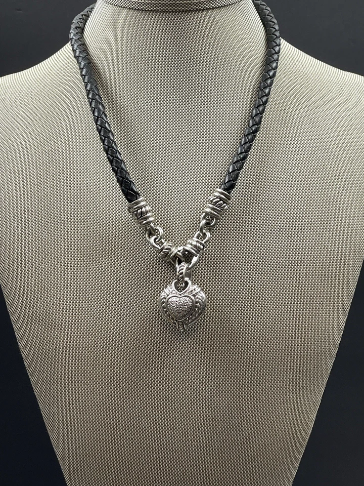 Collar magnético de cuero Judith Ripka con dije de corazón de circonita cúbica Foto 3 de 4