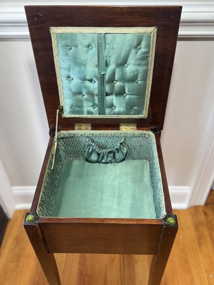 Antigua mesa de costura victoriana escocesa tallada de los años 30, caoba/roble, forrada de seda Foto 3 de 4