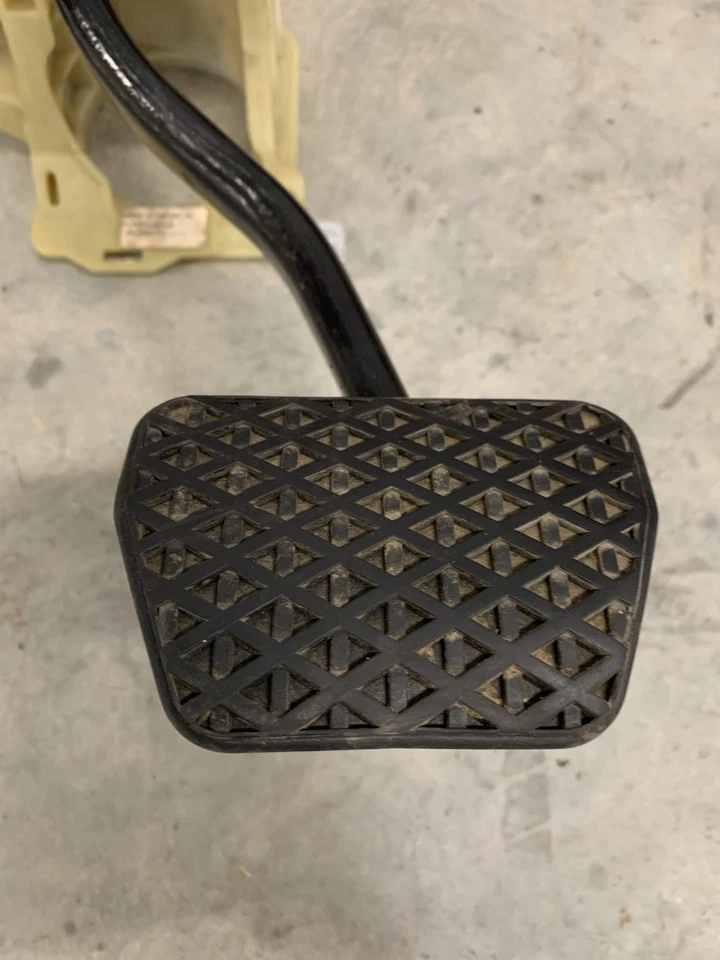 2008 BMW 535xi 535i 528i 528xi E60 E61 AT Brake Pedal Assembly 35106759944 - Image 2 of 4