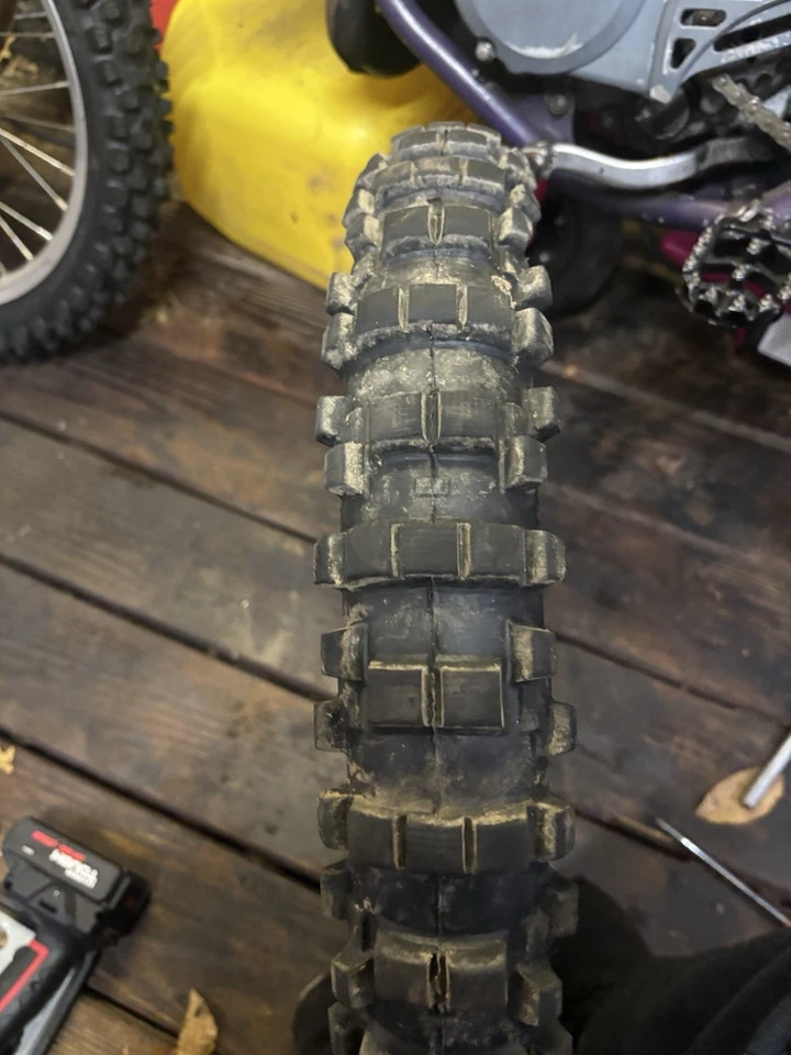 Neumático Suzuki RM 85 2002 funciona con la mayoría de los RM 80/85 Foto 2 de 3