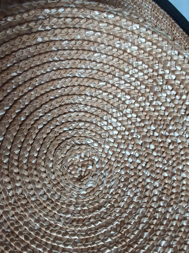 Sombrero de paja Ann Taylor con ribete negro de 9" de diámetro interior. Diámetro del ala 11" Foto 3 de 4