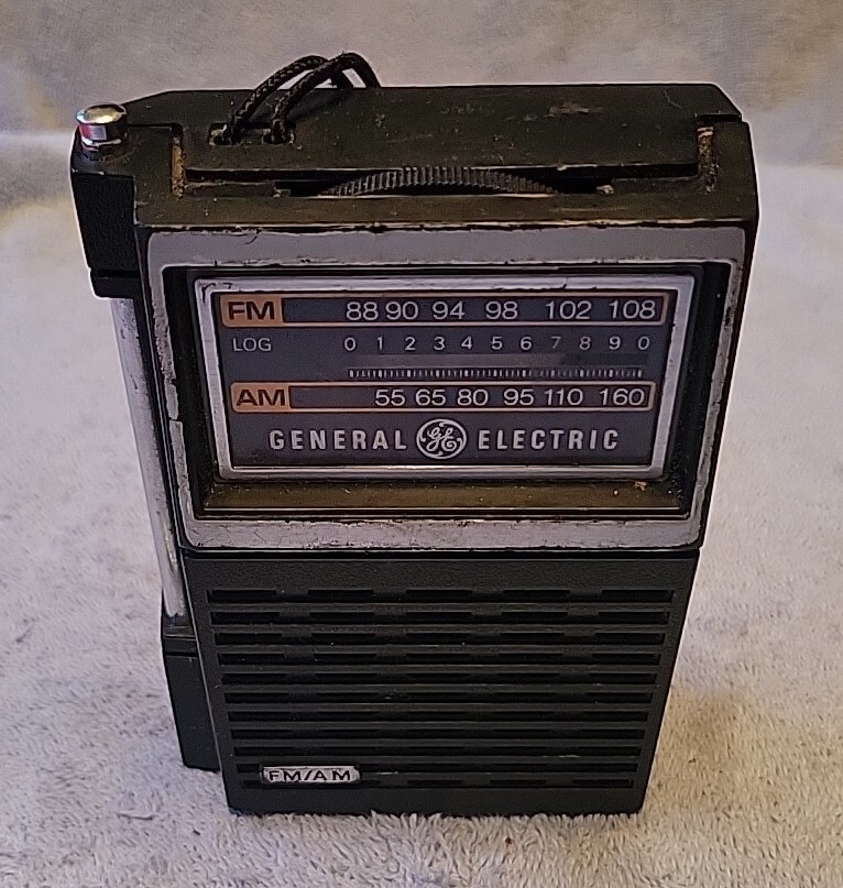 Vintage GENERAL ELECTRIC GE AM/FM Portable Transistor Radio Vintage GENERAL ELECTRIC GE AM/FM Portable Transistor Radio