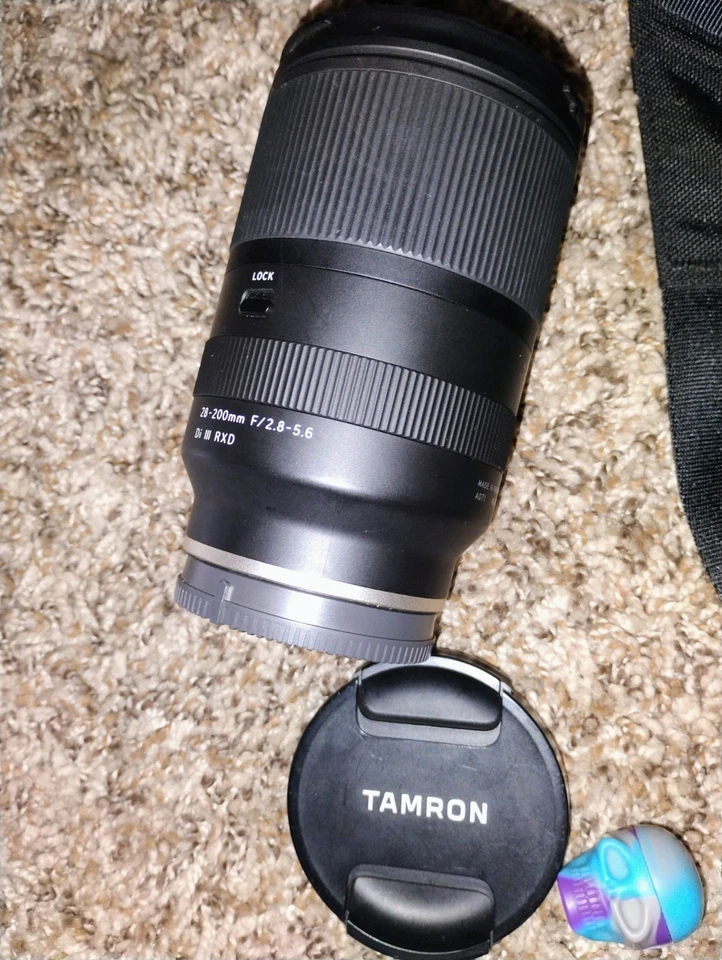 Lente zoom todo en uno Tamron A071 28-200 mm f/2,8-5,6 Di III RXD para montaje E Foto 2 de 2
