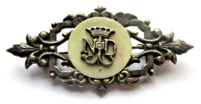 Broche Ancienne En Or Et Nacre Gravée - Bijou Vintage Superbe, Modèle N.D, Pièce Unique Et élégante