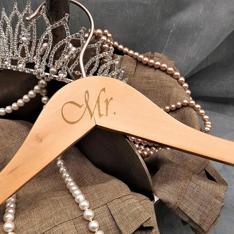 Perchas para vestidos de novia de madera señor señora esposo esposa novia novio pareja decoración rústica Foto 2 de 4