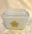 vintage PYREX Pyrex refrigerator dish w/ lid white w/ gold butterfly 501 B 1 1/2