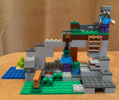 21141 LEGO Complete Minecraft: The Zombie Cave with minifigures