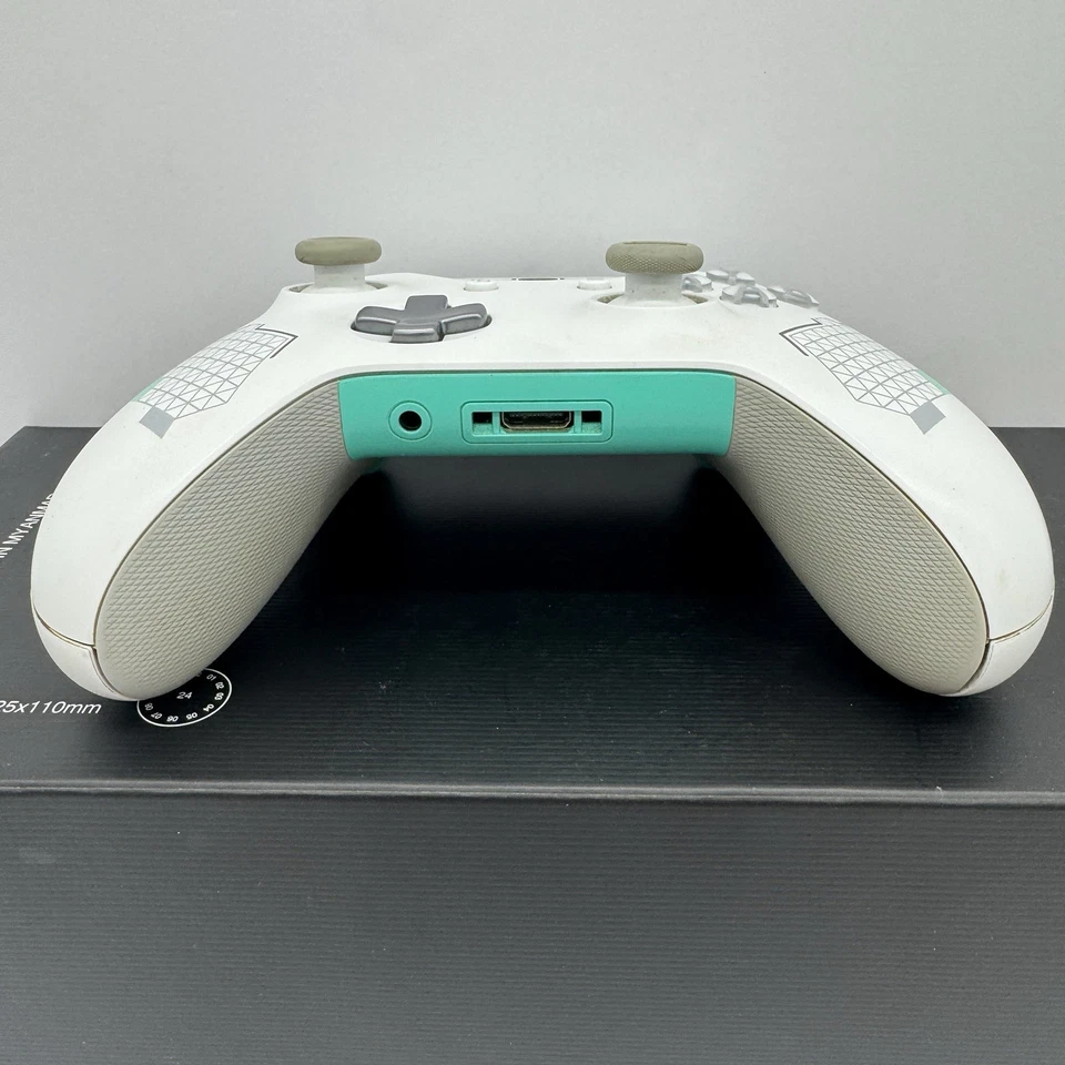 Microsoft Xbox One Special Edition Wireless Controller Sport White Light Blue - Image 4 of 4