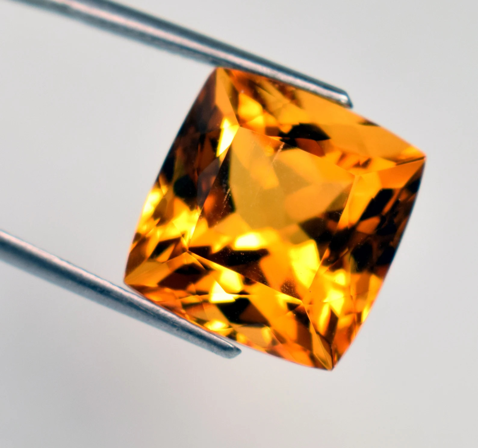 Grande citrine véritable 33.05 carats taillée en gemme de collection