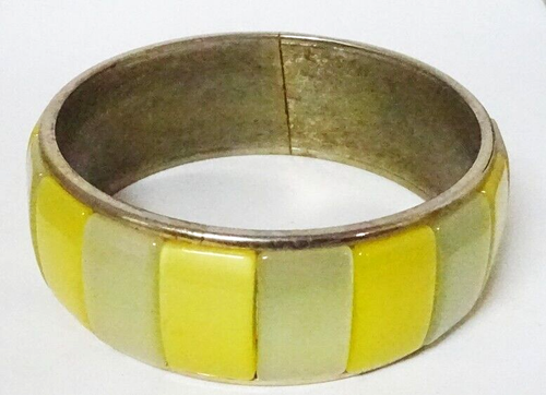 Bracciale vintage largo 1" con pannelli in lucite gialla - Foto 3 di 5
