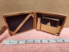 Maquillaje compacto de metal tono dorado de la Quinta Avenida de colección con espejo, peine y estuche para lápiz labial