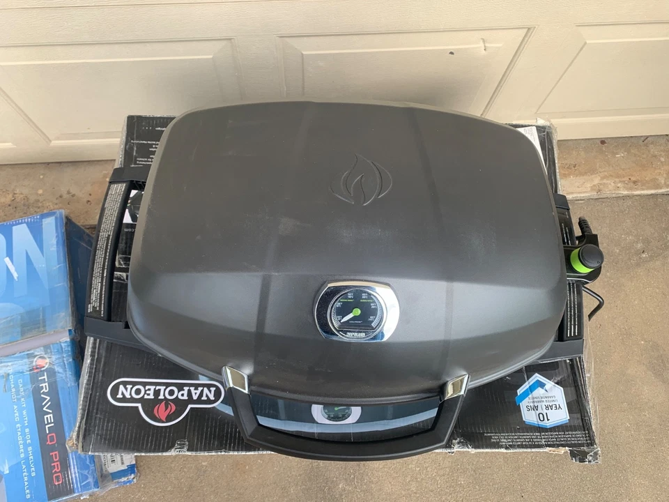 Parrilla eléctrica portátil Napoleon TravelQ PRO285E negra + kit de carro Foto 2 de 4