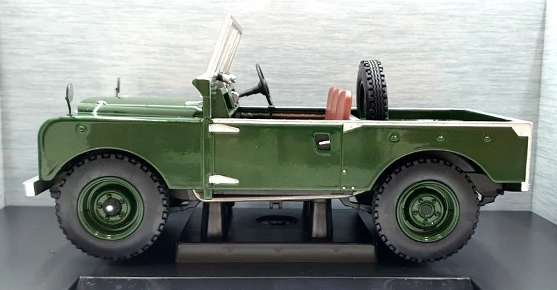 Model Car Group 1/18 Scale MCG18367 - Land Rover Series I - Dark Green - Image 3 of 4