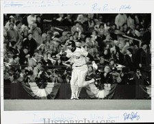1986 Press Photo Boston Red Sox Dave Henderson runs base in World Series play