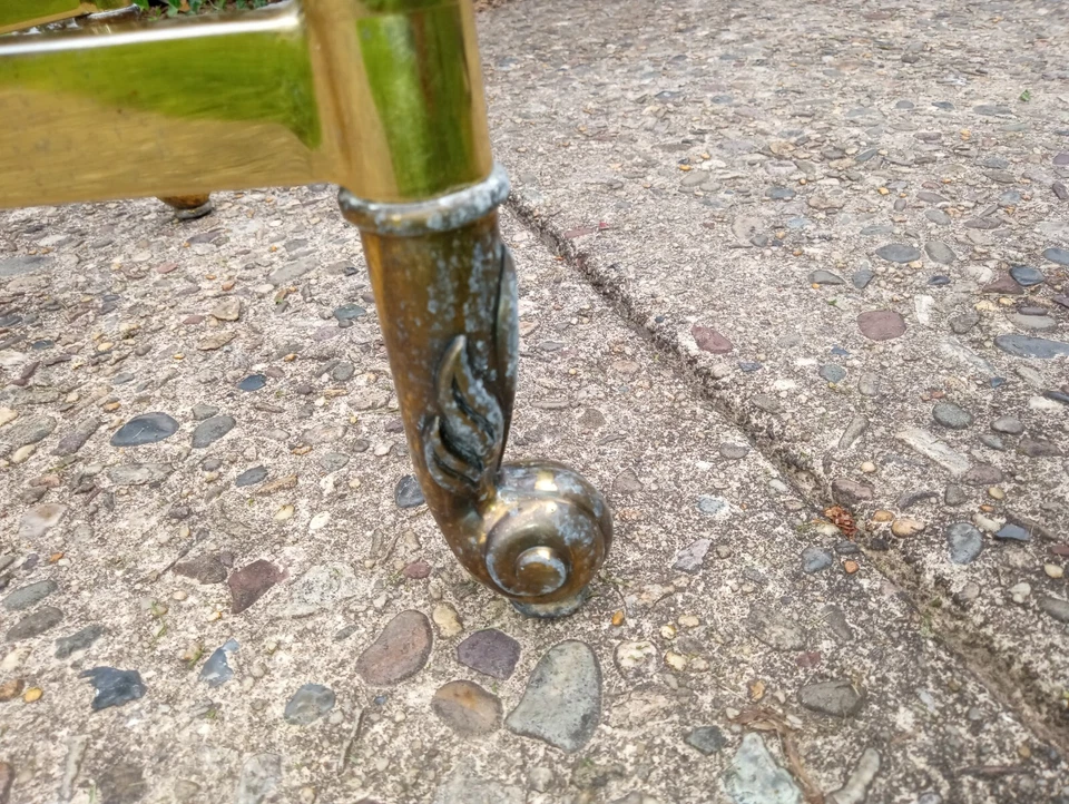 Brass side table - Vintage LaBarge Brass Oval Table Flame Hollywood Regency - Image 2 of 4