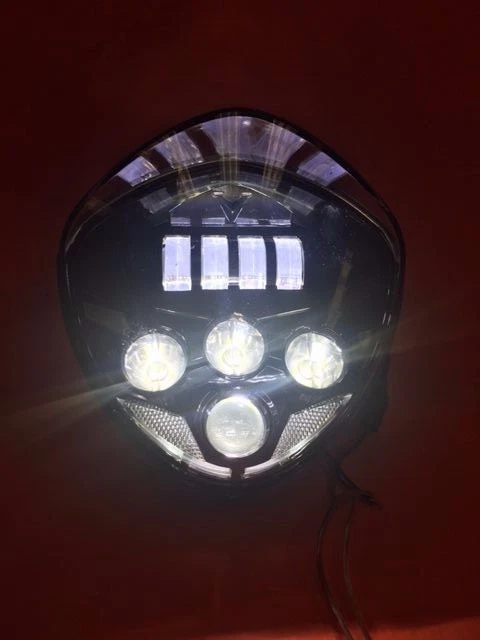 Faro LED cromado para Victory Cross Country, Kingpin, Vegas Bike Daymaker  Foto 3 de 3