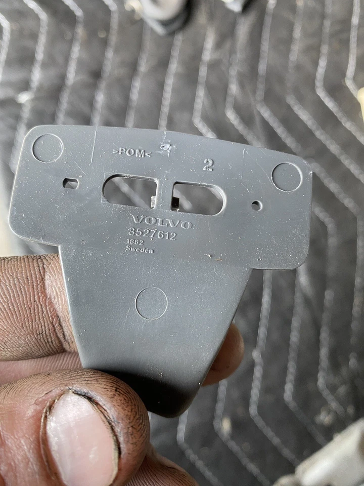 Par de ganchos grises para mango de agarre superior Volvo 740 760 940 960 3527612 OEM #2200E Foto 2 de 4