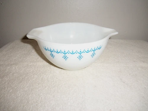 Vintage 1972 PYREX 'Snowflake Blue Garland Mixing Bowl" Blue (1.5 Qt.)