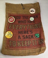 Saco de arpillera Man Cave - Para el hombre que lo tiene todo, aquí hay un saco para guardarlo