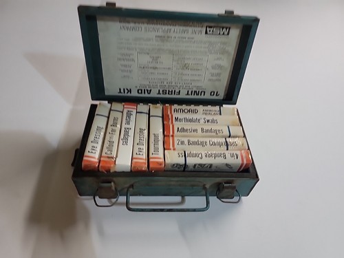 Halliburton Oil Company First Aid Kit With Content. - Picture 9 of 19