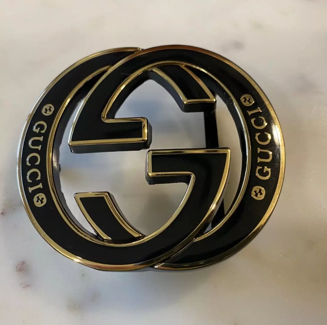 Boucle de ceinture accrocheuse Gucci GG noire avec lettres dorées