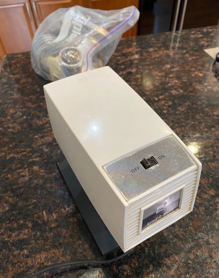 Molinillo de carne Rival Grind-O-Matic modelo 2700 probado con accesorios muy bueno de colección Foto 2 de 4