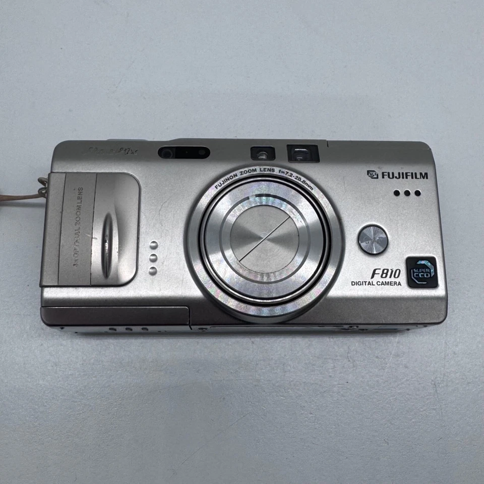 Fujifilm FinePix F810 Compact Digital Camera Widescreen Pop up Flash w/ Charger - Image 3 of 4