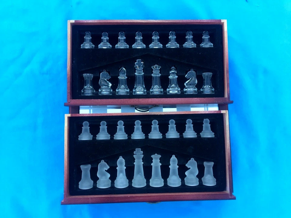 JUEGO DE AJEDREZ DE CRISTAL VINTAGE EN FORMATO MADERA 25\25sm Foto 4 de 4