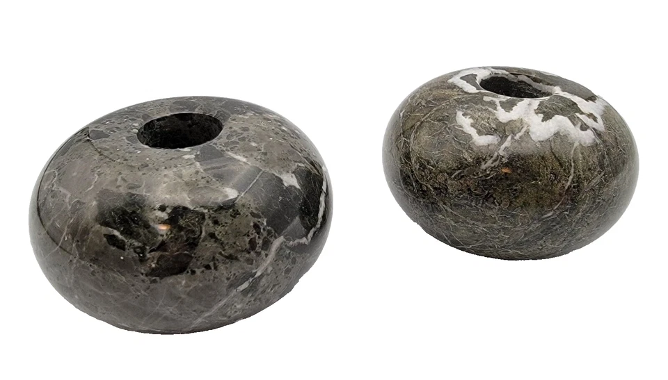 Par de candelabros redondos de piedra jaspeada - negro y gris veteado Foto 2 de 4
