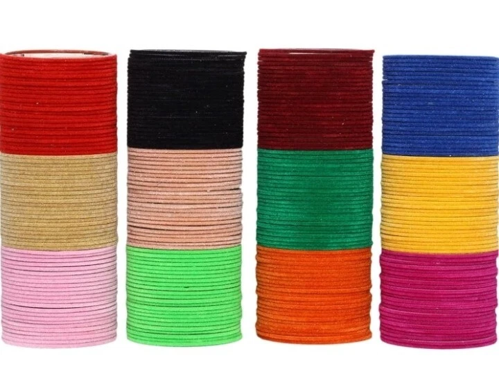 Venta al por mayor Caja de brazaletes de metal de terciopelo, juego de 144 brazaletes en buena calidad Foto 3 de 4