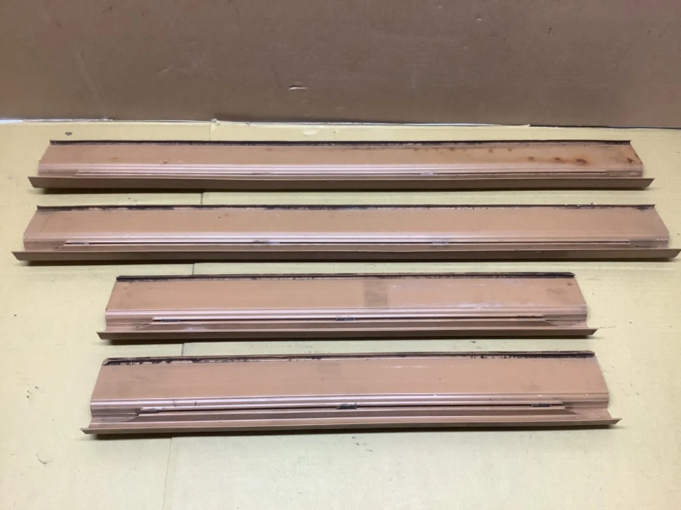 80-85 Mercedes Benz 300D 4 puertas umbral basculante panel de ajuste conjunto Palomino sólido limpio Foto 3 de 3