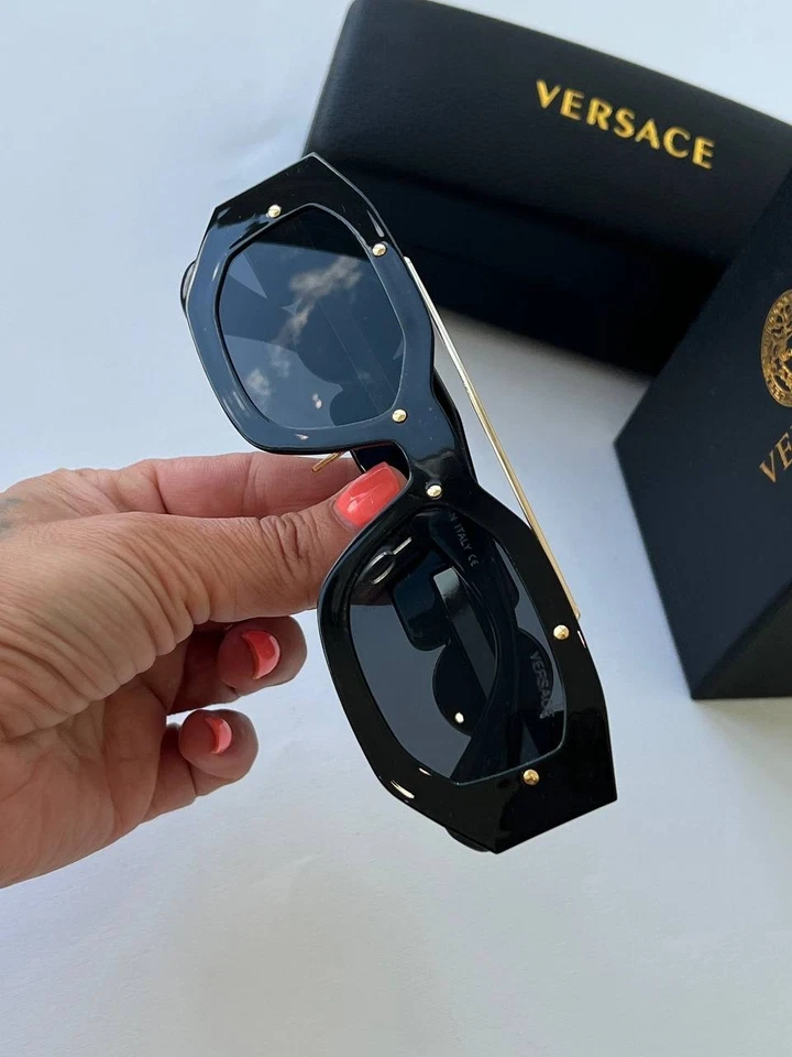 Gafas de sol de moda Versace con montura azul Medusa Foto 2 de 4