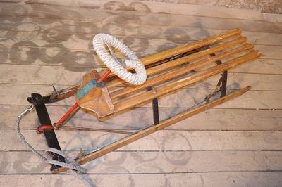 alter Lenkschlitten Schlitten Rodel Holz Holzschlitten mit Lenkrad Winter