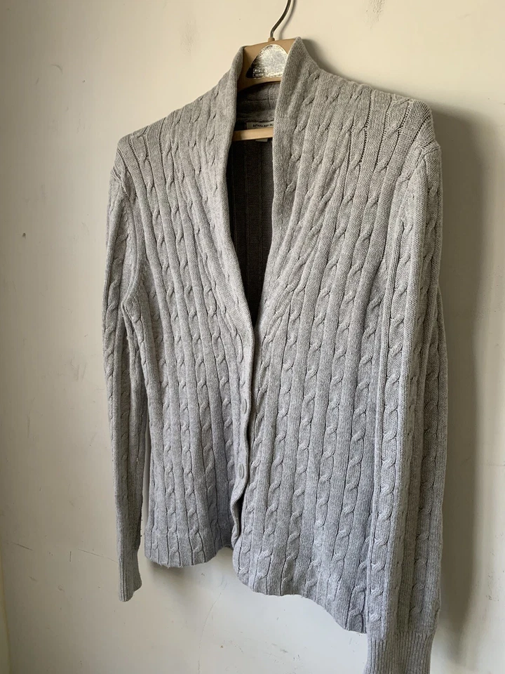 Cárdigan para mujer Banana Republic gris medio tejido con cable Angora Cápsula Academia Foto 2 de 4