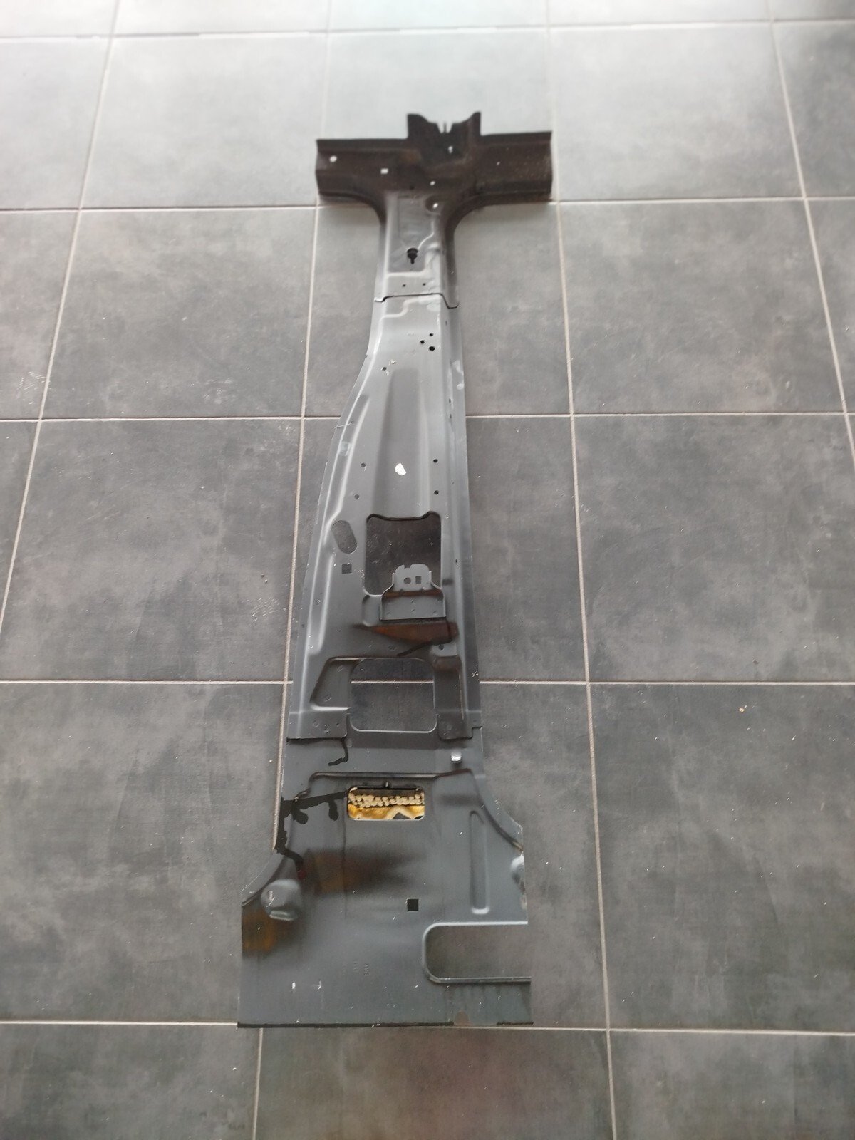 Pied milieu droit Renault Trafic II 7751472677, montant latéral de carrosserie pour fourgon