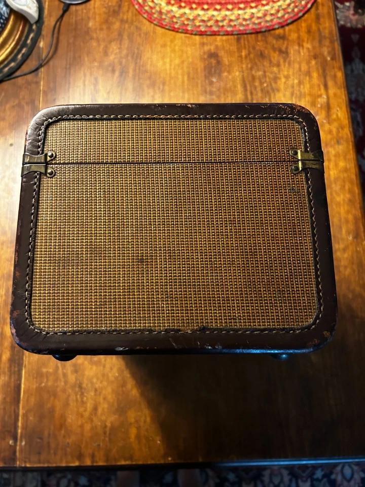 Vintage 1940-50's Small Cedar Lined Brown/Tan Tweed/Leather Trim/ Train case - Image 3 of 4