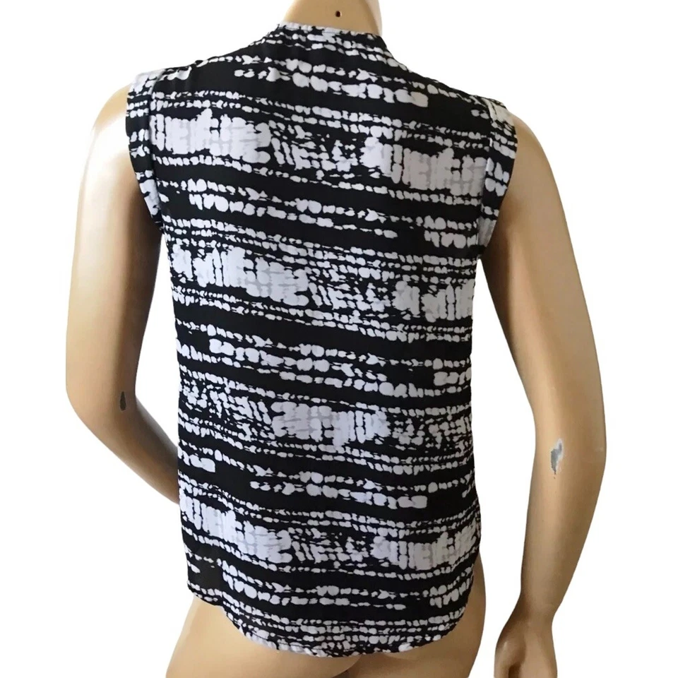 Camiseta sin mangas Mossimo XS cuello dividido negra blanca tie dye bolsillos semi transparentes Foto 3 de 4