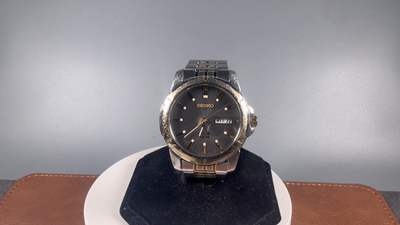 Seiko Solar V158-0AD0 39.5mm Two-Tone Gray Dial Day Date 100M