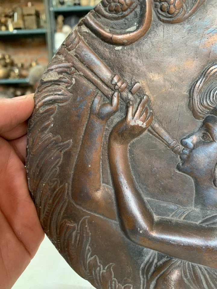 Placa redonda de montaje en pared vintage antigua hecha a mano de bronce dama francesa en relieve Foto 3 de 4