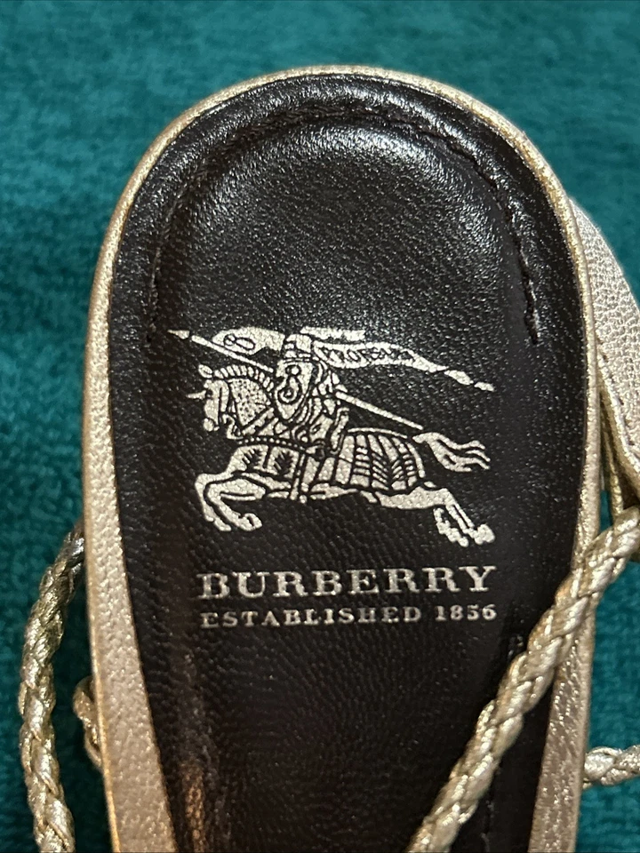 Hermosas sandalias/tacones Burberry dorados con tiras NUEVOS sin caja talla 6 Foto 2 de 4
