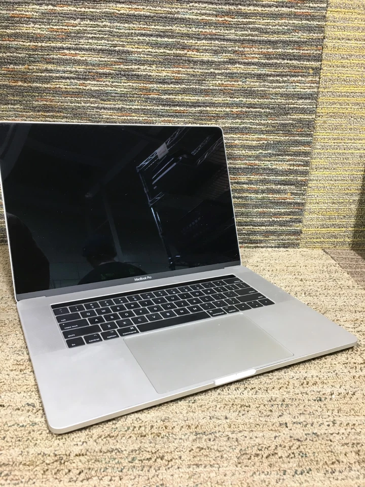 Apple MacBook Pro A1707 Intel Core i7-6920HQ@2.90GHz,16GB ram 2TB Nvme )  . - Image 4 of 4