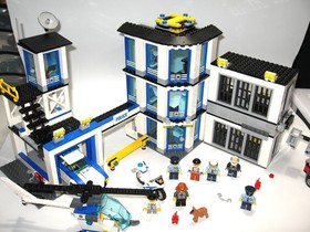 LEGO City Police Station 60141 Complete Set Buildings Police Vehicles