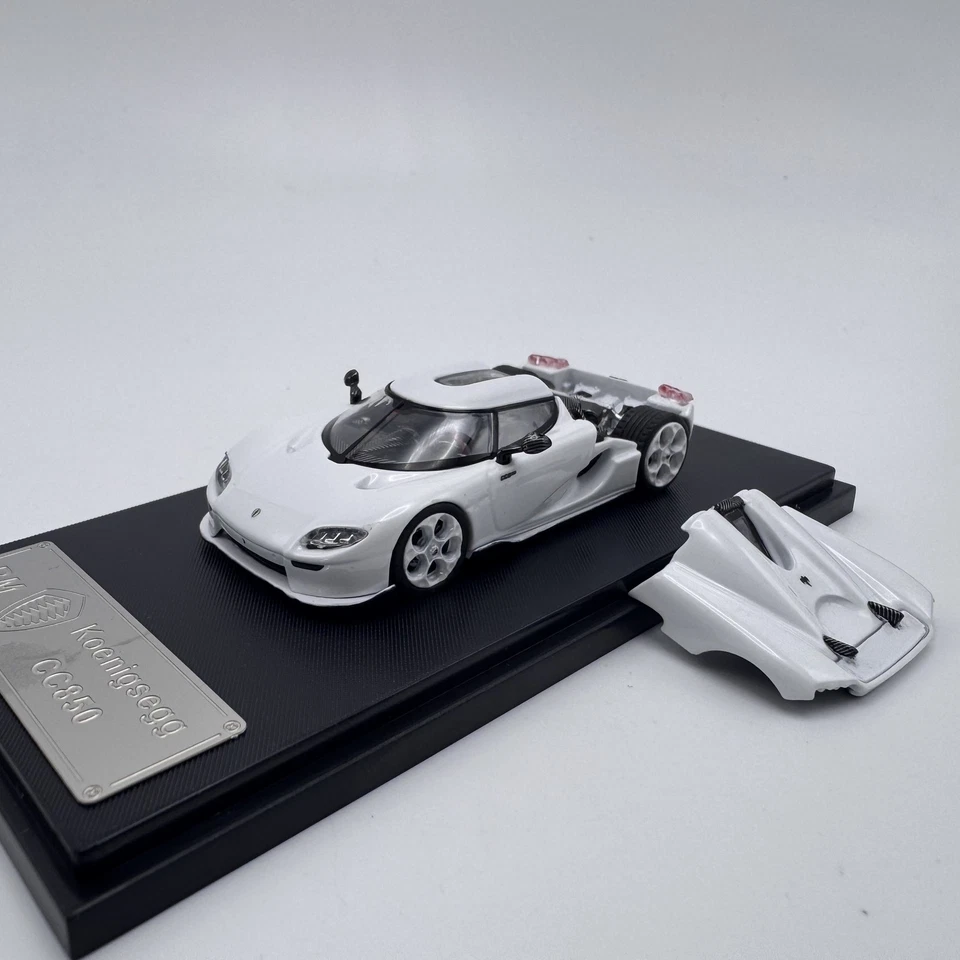 RM 1:64 Koenigsegg CC850 Super White 1:64 Scale Diorama Diecast Model Car - Image 2 of 4
