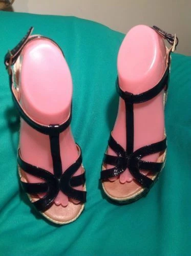 ANDRE ASSOUS 7.5M ESPADRILLE WEDGE T-STRAP CREAM/BLACK PATENT LEATHER SANDALS  - Image 2 of 4