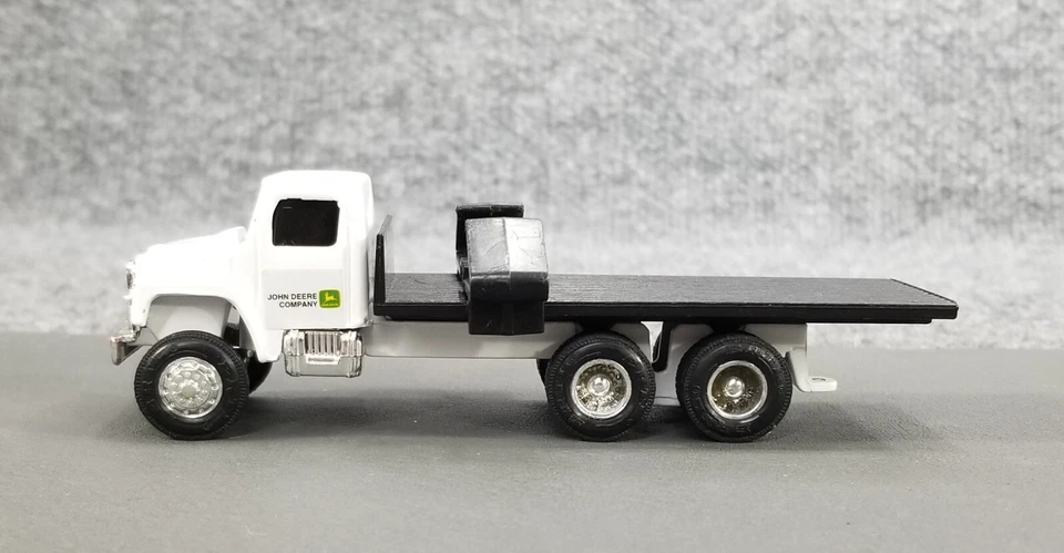 Vintage Ertl 1:64 IH international 10 wheel flatbed farm JOHN DEERE - Image 2 of 4