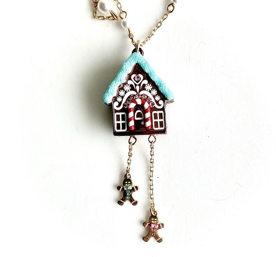 Collar colgante largo con dijes Betsey Johnson Gingerbread House nuevo con etiquetas Foto 3 de 4