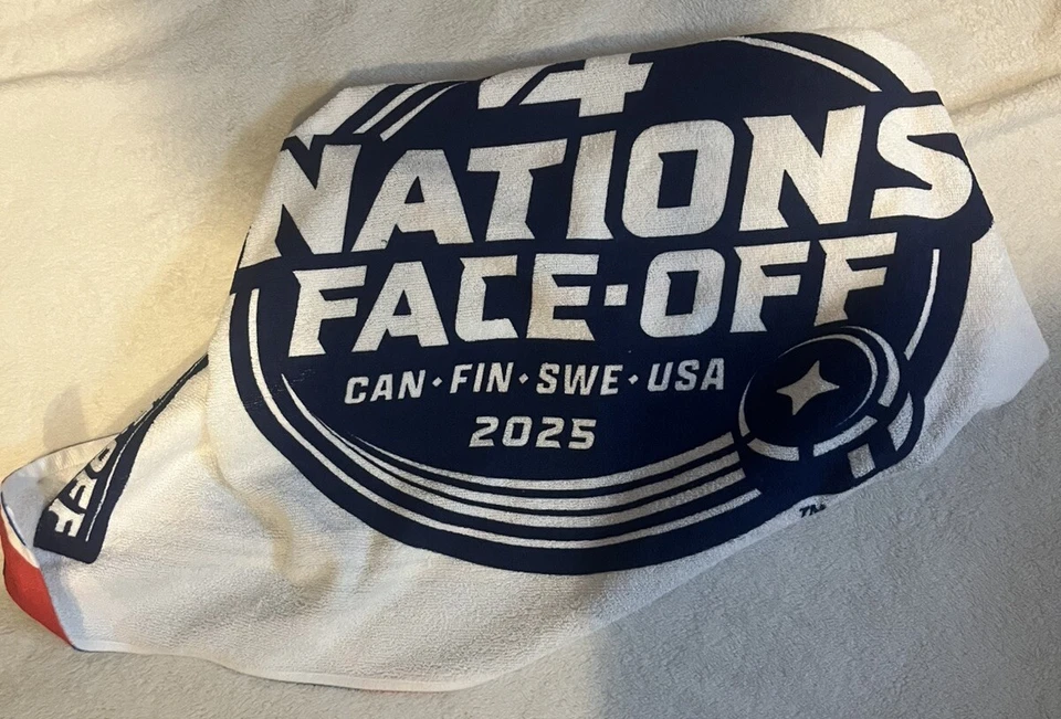 Toalha Face Off Oficial Four Nations Team USA '25 NOVA COM ETIQUETAS - TD Garden Team Store - Imagem 3 de 3