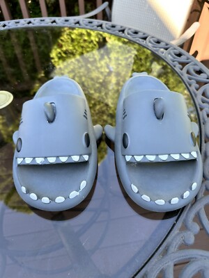 CRAYON FRIENDS SUMMER SHARK SLIPPERS SOFT NON-SLIP SHOWER WATER SLIDES 44-45 EUQ