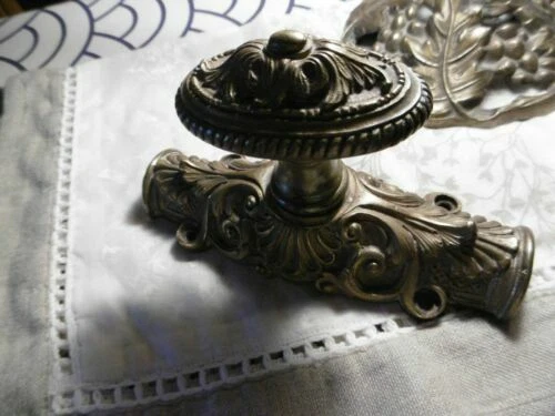 Fenêtres et volets anciens en bronze