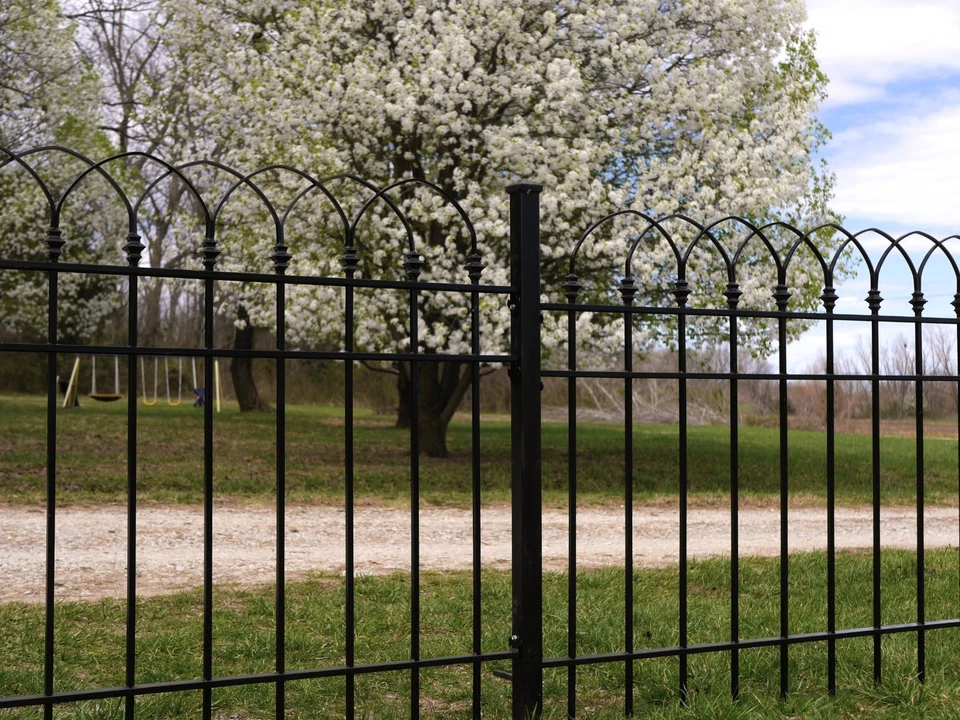 Paneles de valla de hierro forjado de lujo: tapas arqueadas superpuestas de 4 pies de alto/6 pies! Foto 3 de 4